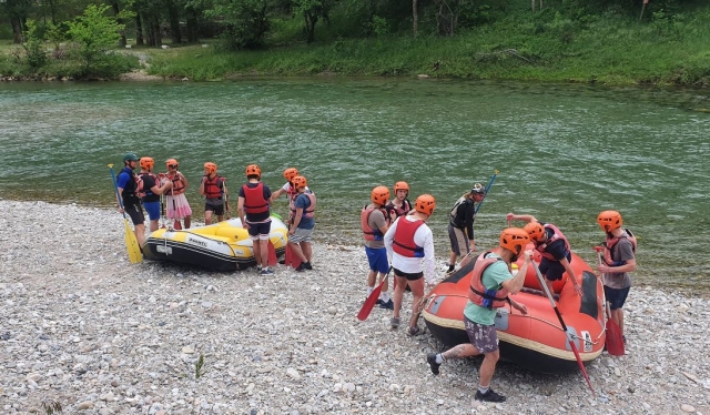 Preparación del equipo antes de emprender una sesión deportiva de rafting