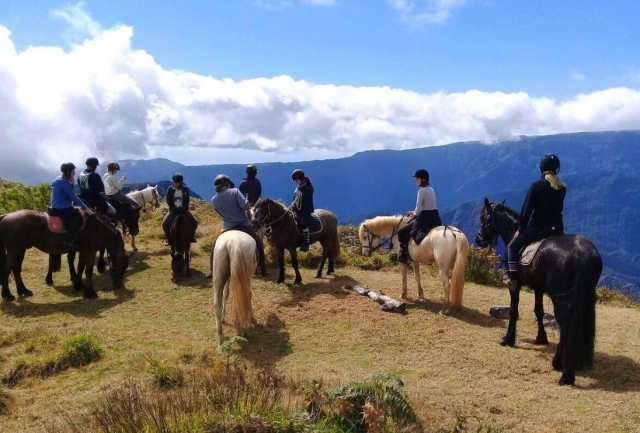  Pbaños a caballo con una vista panorámica excepcional como recompensa