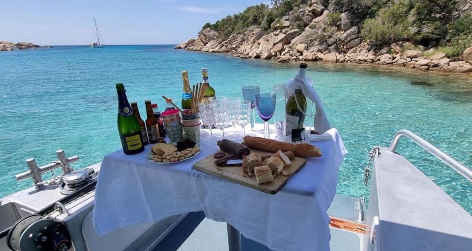  ¡Disfruta de un brindis con champán a bordo de nuestro magnífico barco! 