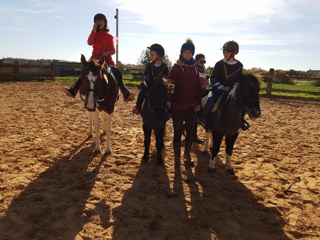  Paseo en pony con amigos
