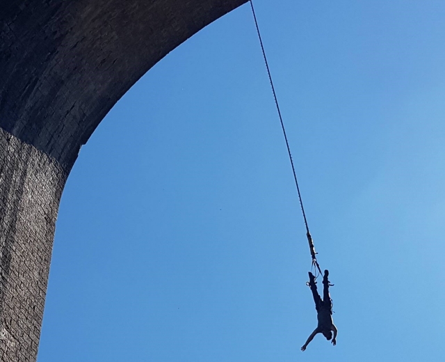  Bajo los arcos