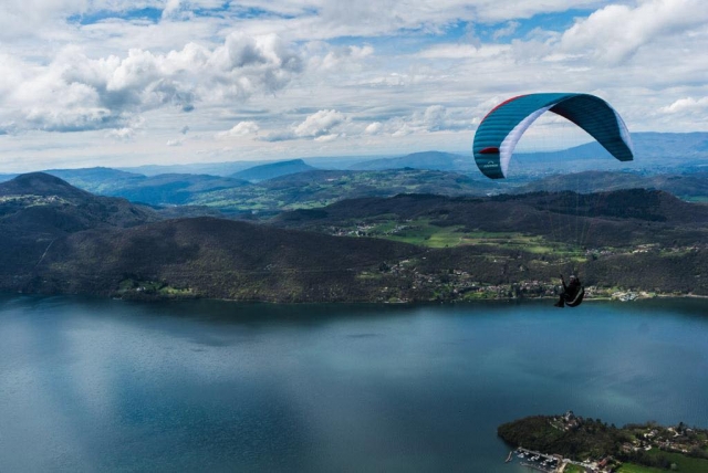 Sobre las aguas cristalinas del lago 