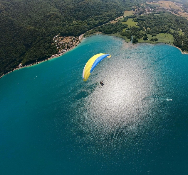Sobre las aguas turquesas del lago 