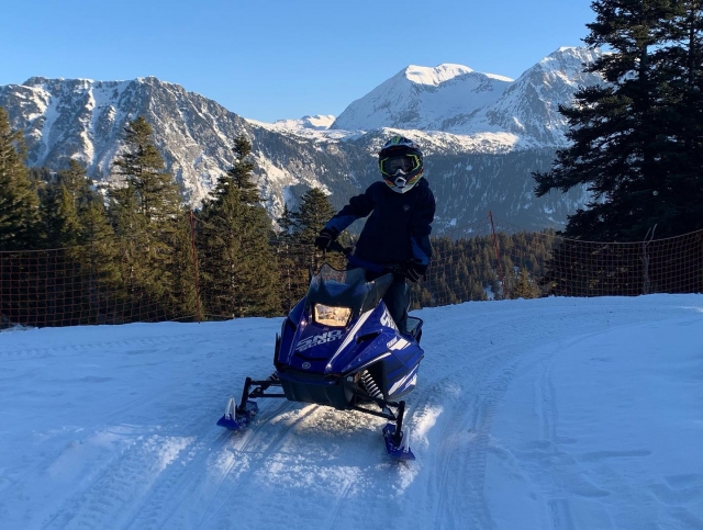  Al volanle de la moto de nieve