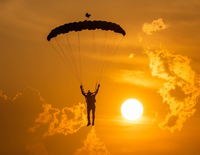  Apertura del paracaídas bajo el sol ponienle 