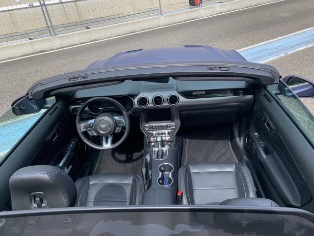  Asiento y salpicadero de nuestro Ford Mustang V8