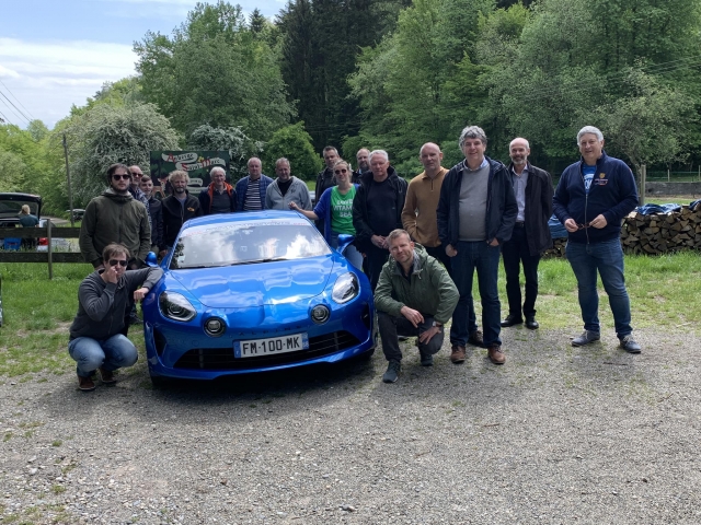 Un grupo de amigos listos para un paseo en un Alpine 