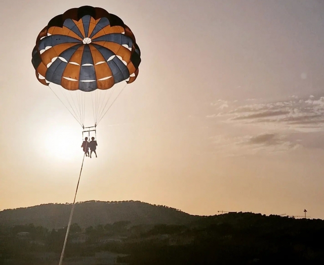  Magnífica vista de las montañas en parasailing 