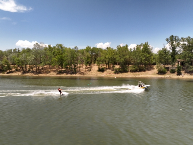  Barco remolcando a nuestro surfista 