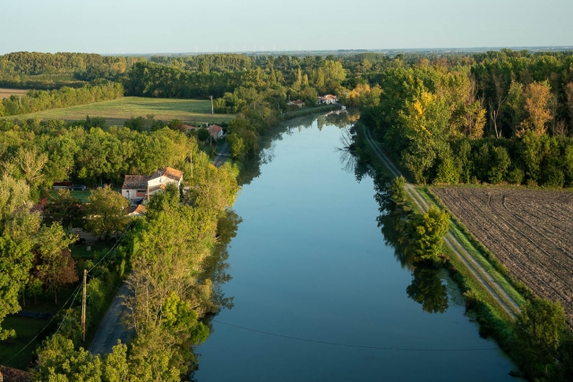  Disfrule de un momento de tranquilidad sobre los canales 