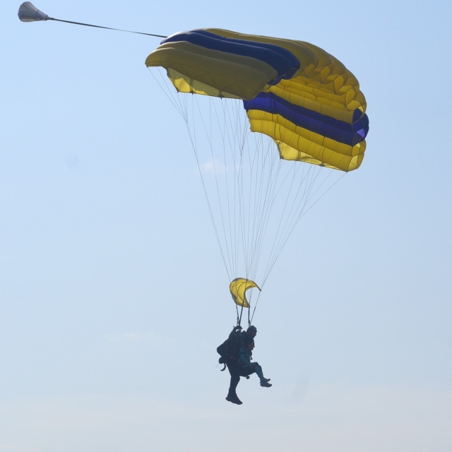  Despliegue del paracaídas por nuestro instructor cualificado 