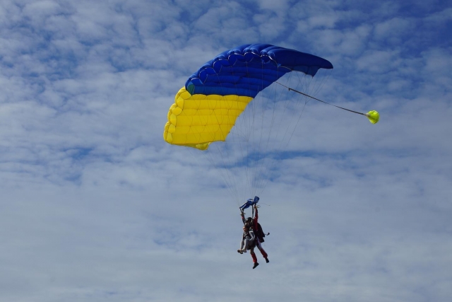  Después del gran salto, un vuelo tranquilo en paracaídas 