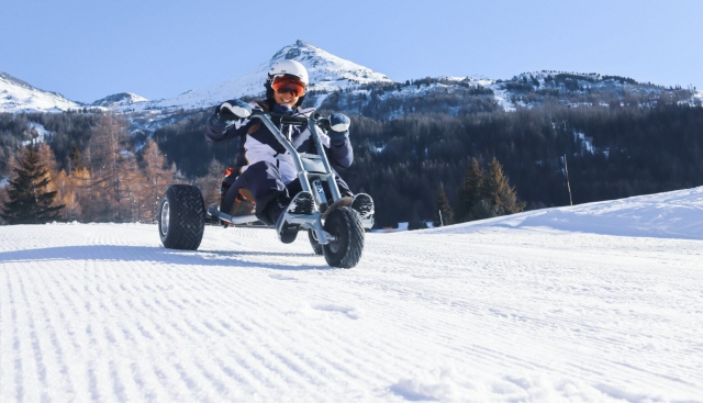  Un momento de deslizamiento en un kart de cerro 