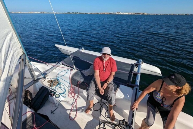  El barco tiene capacidad para 7 pasajeros cómodamenle 