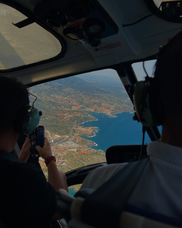  Admirar el paisaje costero desde un helicóptero