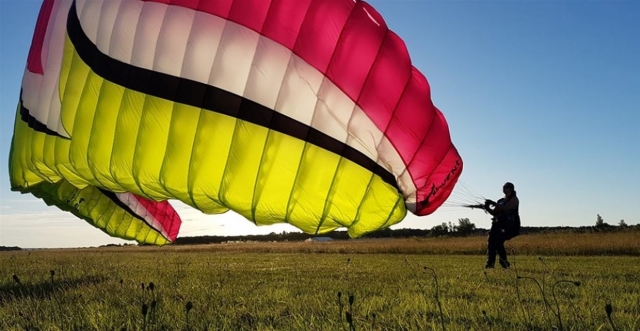  Inflando la vela antes del despegue 