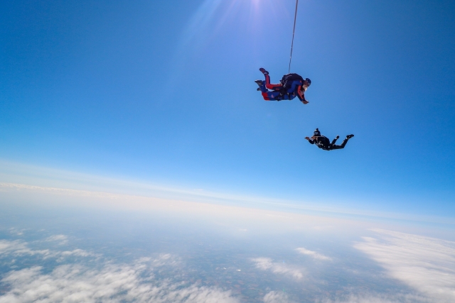 Caída libre sobre las nubes.