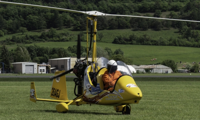 Autogiro amarillo listo para despegar sobre Aviñón 