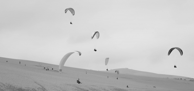 Una serie de parapentes en vuelo 