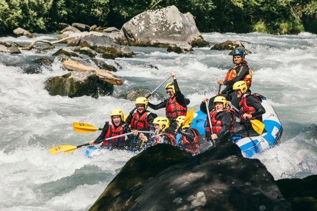  Enfréntale a los rápidos en familia haciendo rafting 