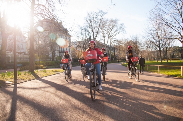  Un paseo soleado en bicicleta por el parque 