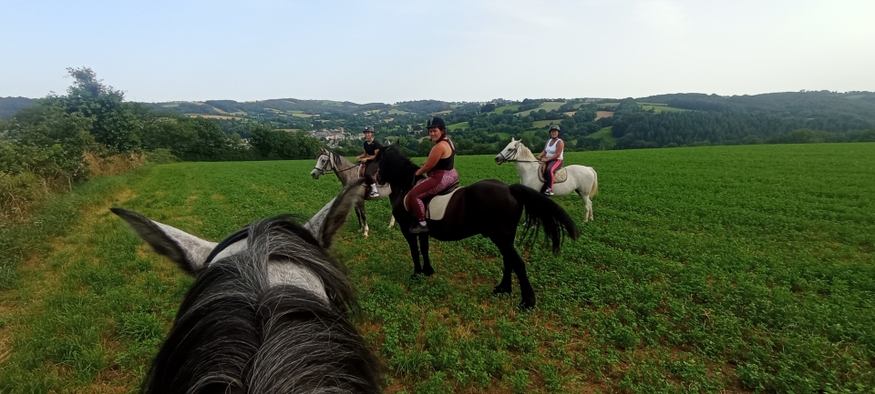 Pbaños a caballo por las colinas de Arvieu Pbaños a caballo por las colinas de Arvieu
