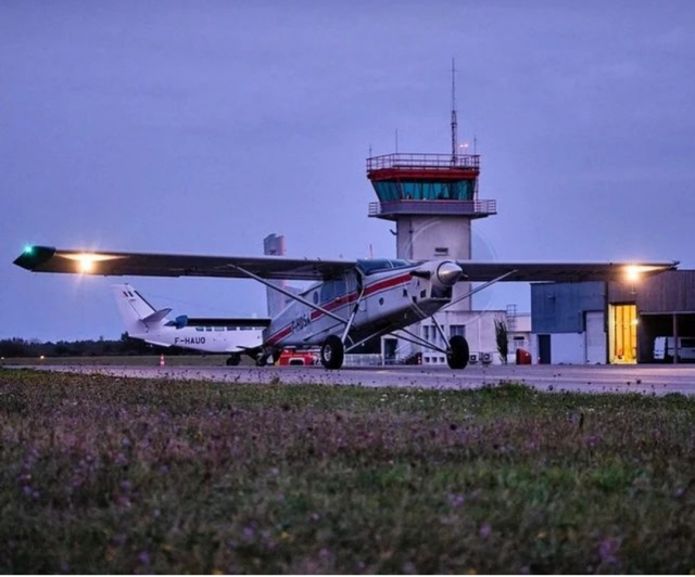 El avión listo para despegar en el aeropuerto de Vannes 