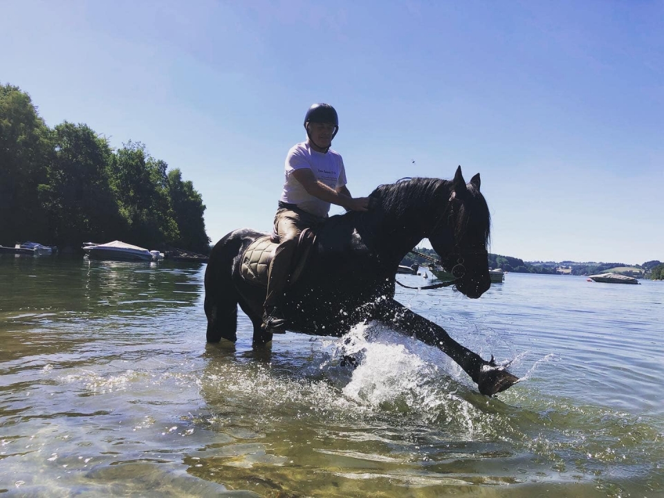 Cruzar el lago Pareloup a lomos de nuestro caballo comodín Cruzar el lago Pareloup a lomos de nuestro caballo comodín