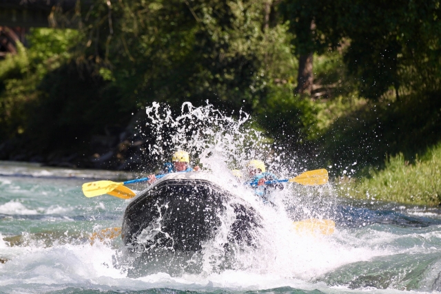  Descenso de un rápido en rafting 