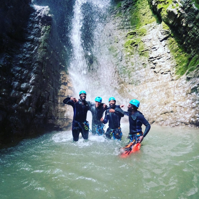  Nadar en medio de un cañón en Isère 