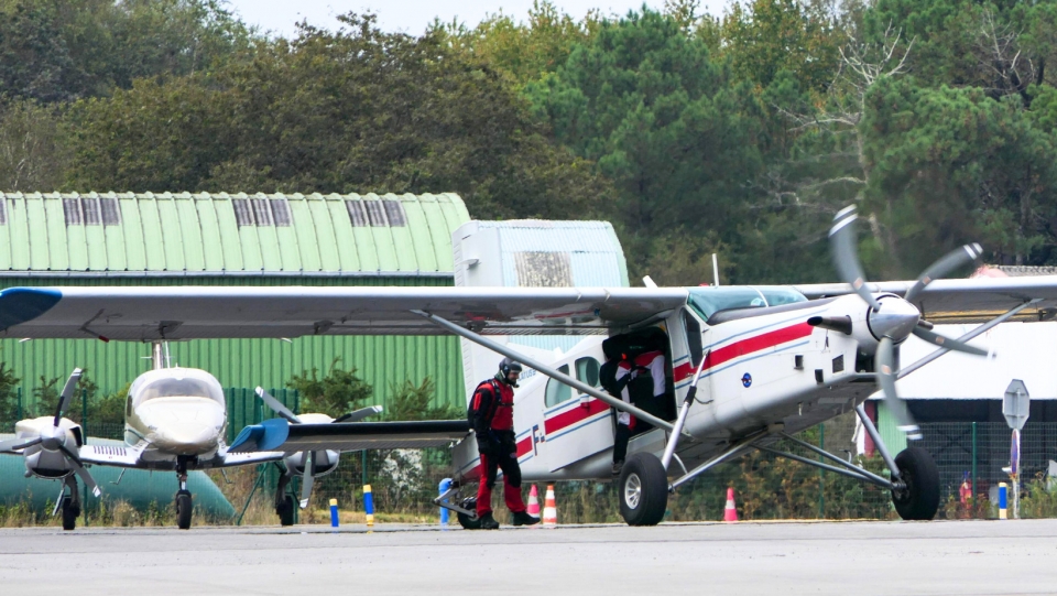 Nuestro avión le espera en el aeropuerto de Vannes Nuestro avión le espera en el aeropuerto de Vannes