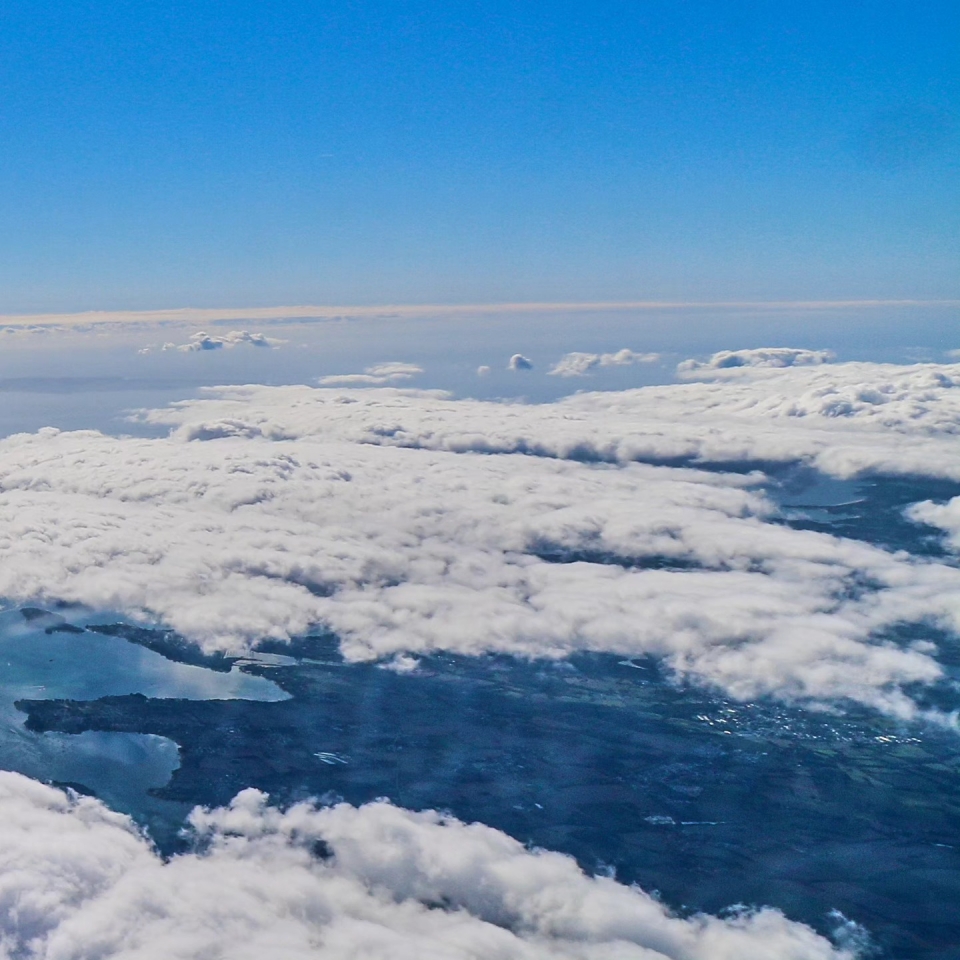 Elévale sobre las nubes en un avión ultraligero Elévale sobre las nubes en un avión ultraligero