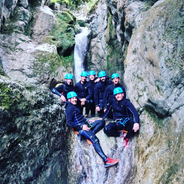 Un grupo sentado en una cascada 