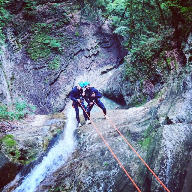  Rappel de una de las cascadas más grandes