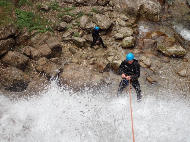  A veces el ¡El rapel se puede hacer en medio del agua!