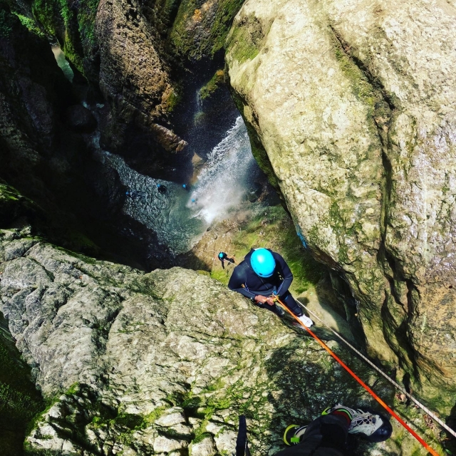  Rappel por una grieta 