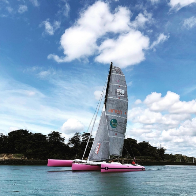  Nuestro bicasco rosa navegando por el Mar Céltico 
