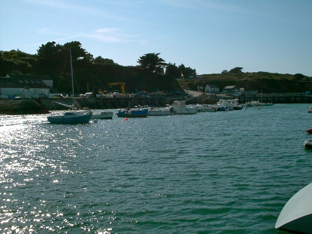 Admire los barcos de pesca desde el barco 