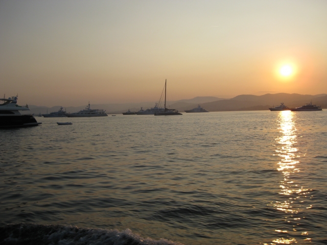  Puesta de sol sobre la bahía de Saint-Tropez 