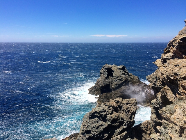  Las rocas donde rompen las olas del Mediterráneo. 