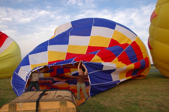  Inflando el globo de uno de nuestros globos aerostáticos 