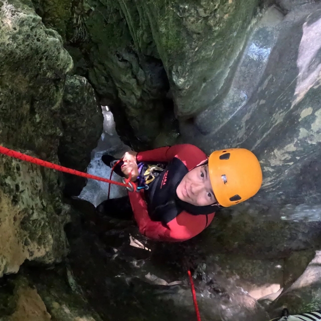  Rapel en un pozo de agua 