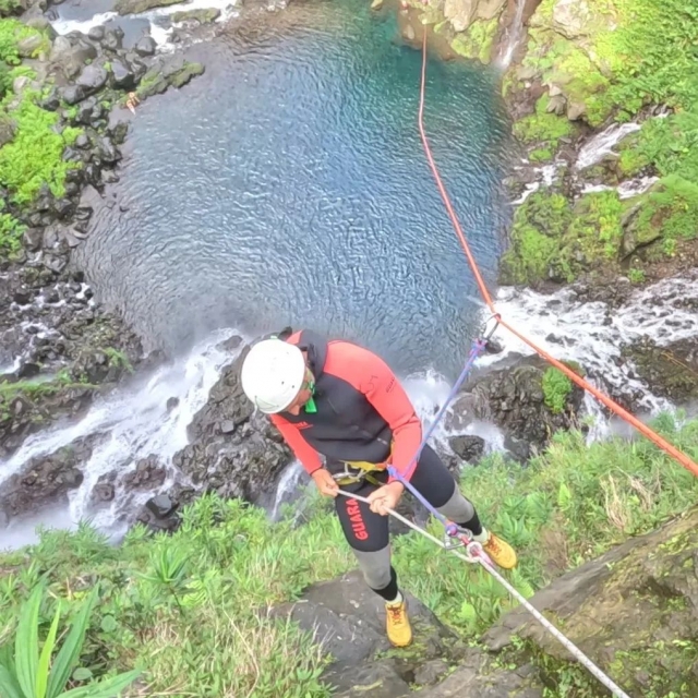  Pasaje en tirolesa para cruzar un río 
