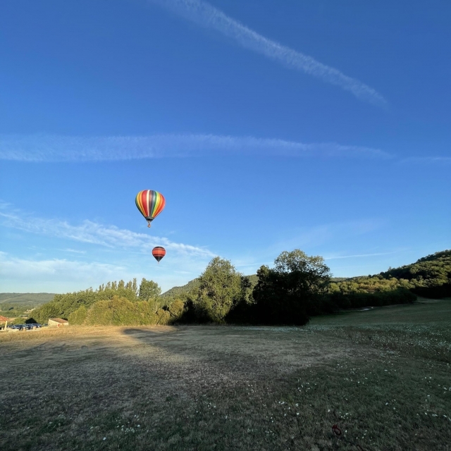  Encuéntranos a la salida de nuestro sitio en globo aerostático 