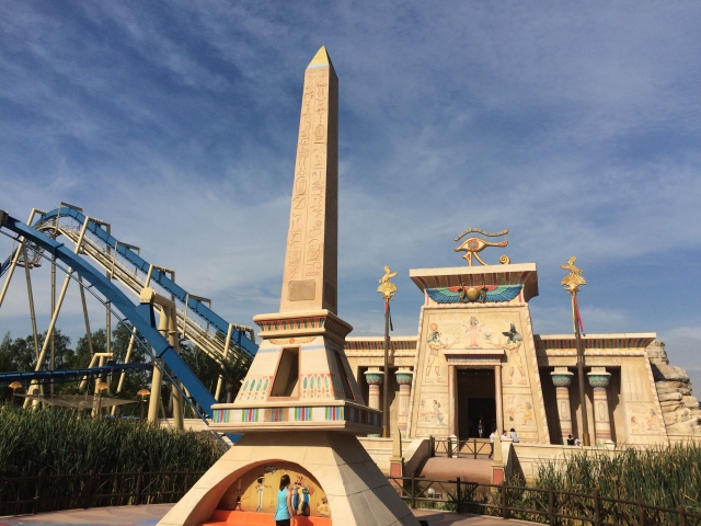  Entrada a atracciones emocionantes.