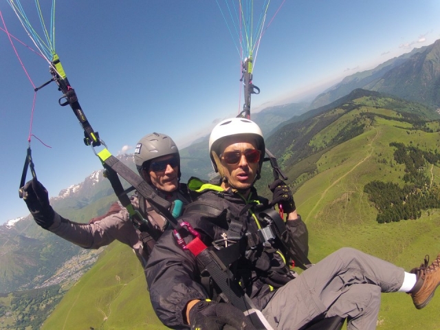 Disfruta del sol de los Pirineos mientras vuelas en parapenle 