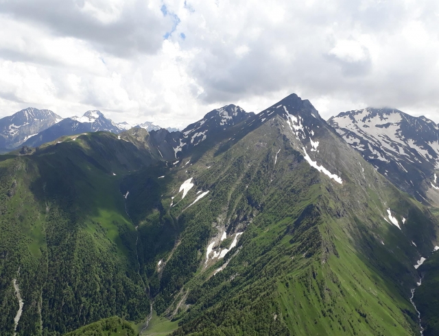  Las vistas de las montañas circundantes 
