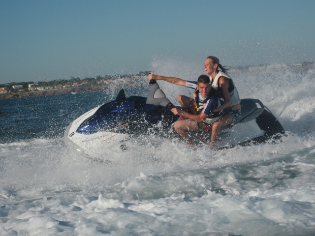  ¡Maneja su jet ski como ninguna otra! 
