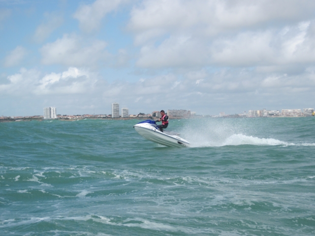 Dependiendo del oleaje, puede hacer pequeños saltos. 