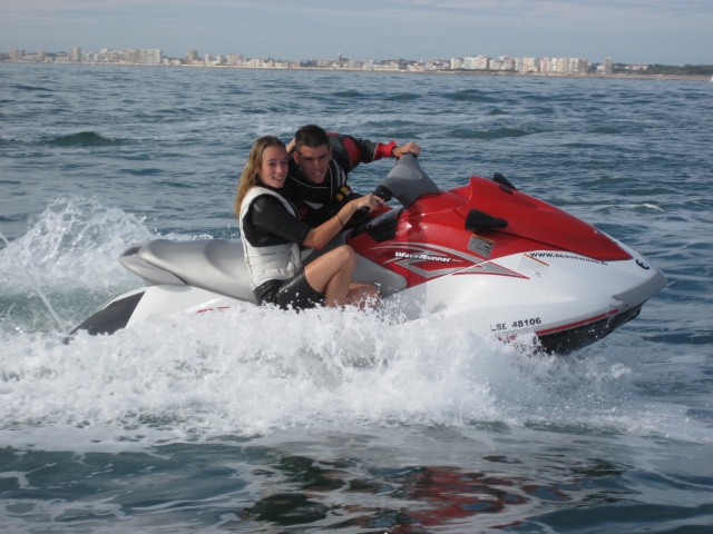  ¡Disfruta de increíbles sensaciones mientras pilotas la jet ski! 